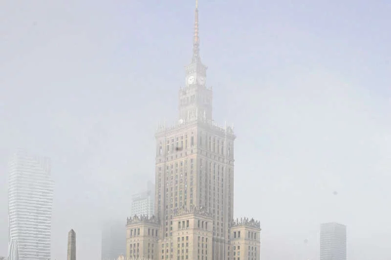 W Paryżu z powodu smogu wprowadzono na kilka dni darmową komunikację miejską. Czemu w Warszawie się to nie stanie?