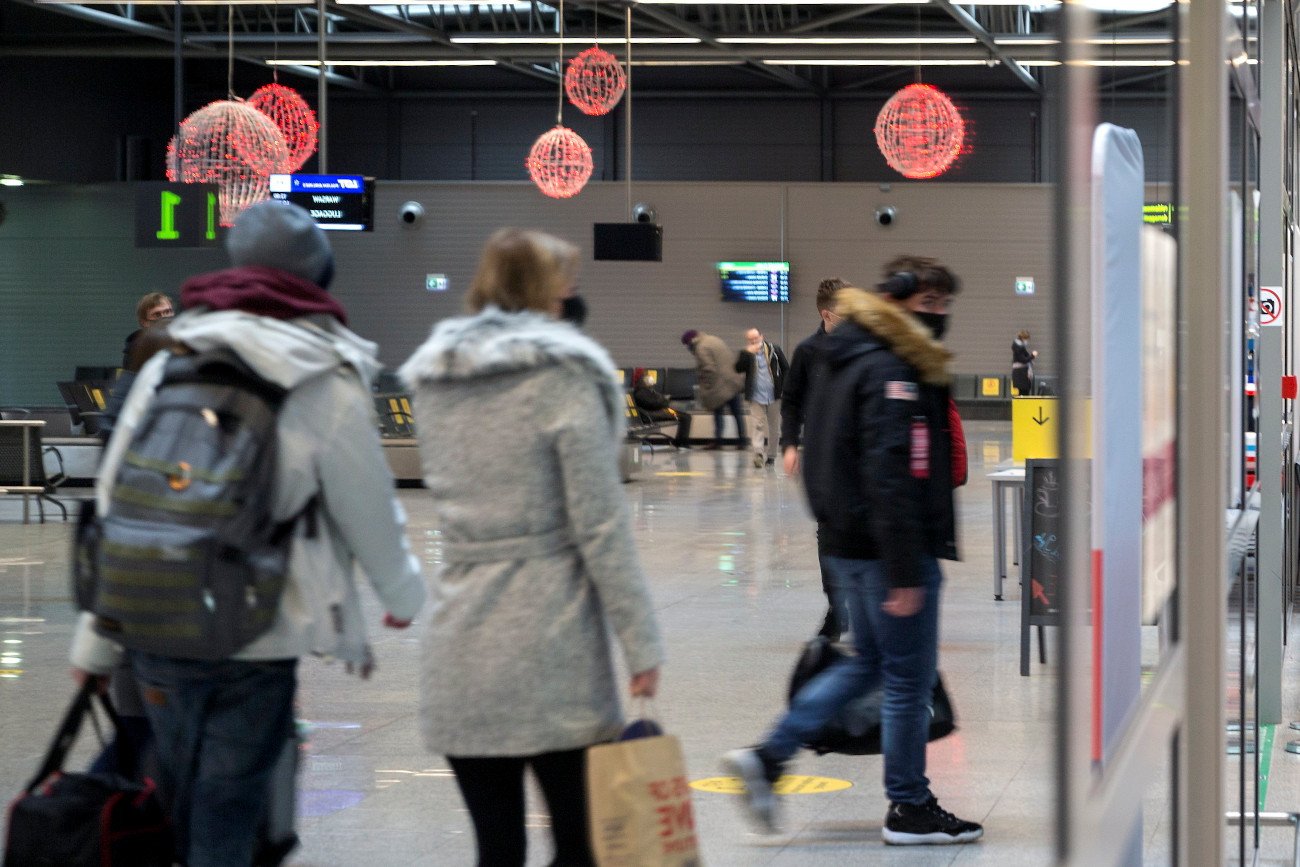 Ministerstwo Zdrowia przywraca kwarantannę dla osób przybywających do kraju spoza Strefy Schengen i EOG.