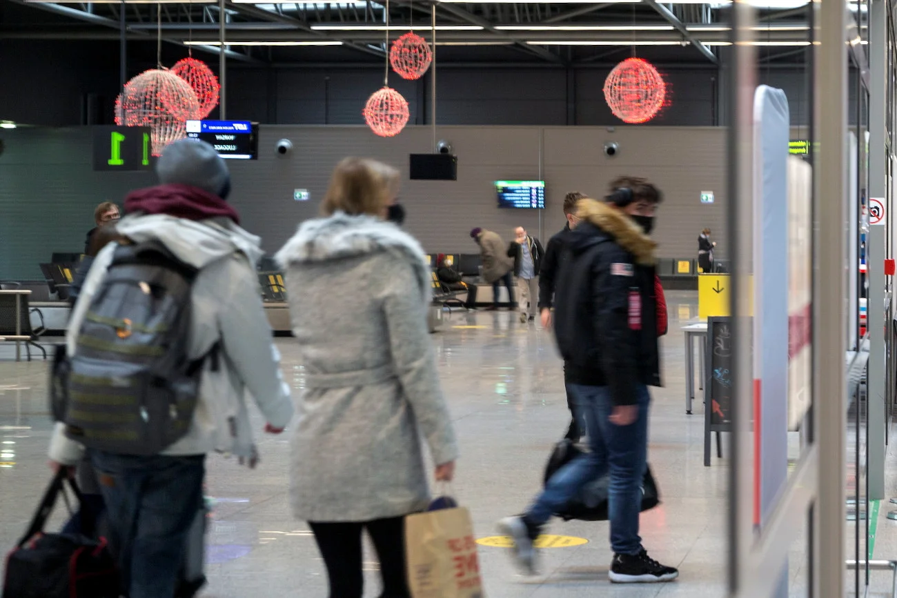Ministerstwo Zdrowia przywraca kwarantannę dla osób przybywających do kraju spoza Strefy Schengen i EOG.