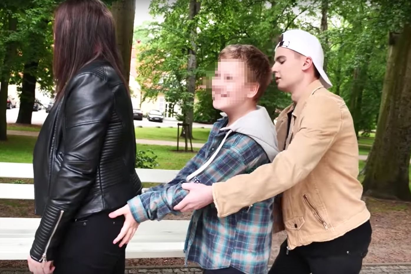 Lord Kruszwil znów popełnił żenujący filmik. Razem z ok. 10-letnim rzekomym bratem oceniali w parku pośladki dziewczyn