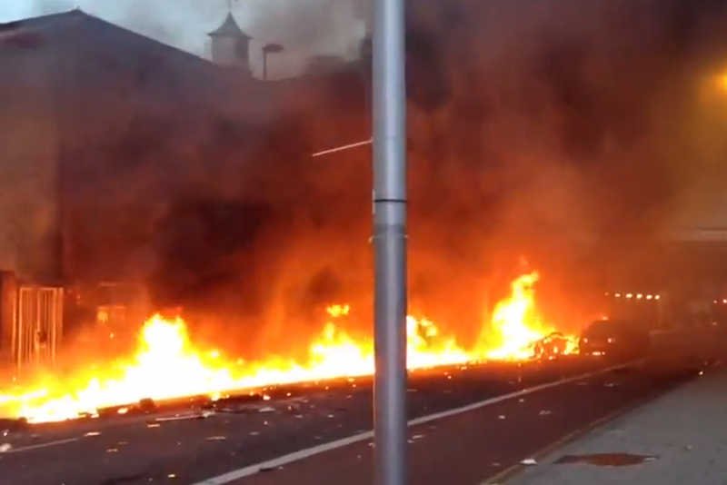 W Londynie śmigłowiec uderzył w dźwig na budowie wieżowca i runął na ziemię.