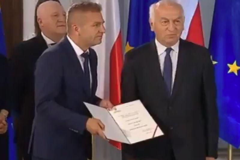 Bartosz Arłukowicz nie pała sympatią do obozu władzy.