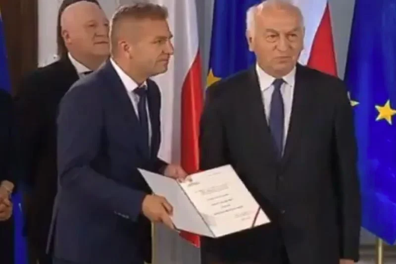 Bartosz Arłukowicz nie pała sympatią do obozu władzy.