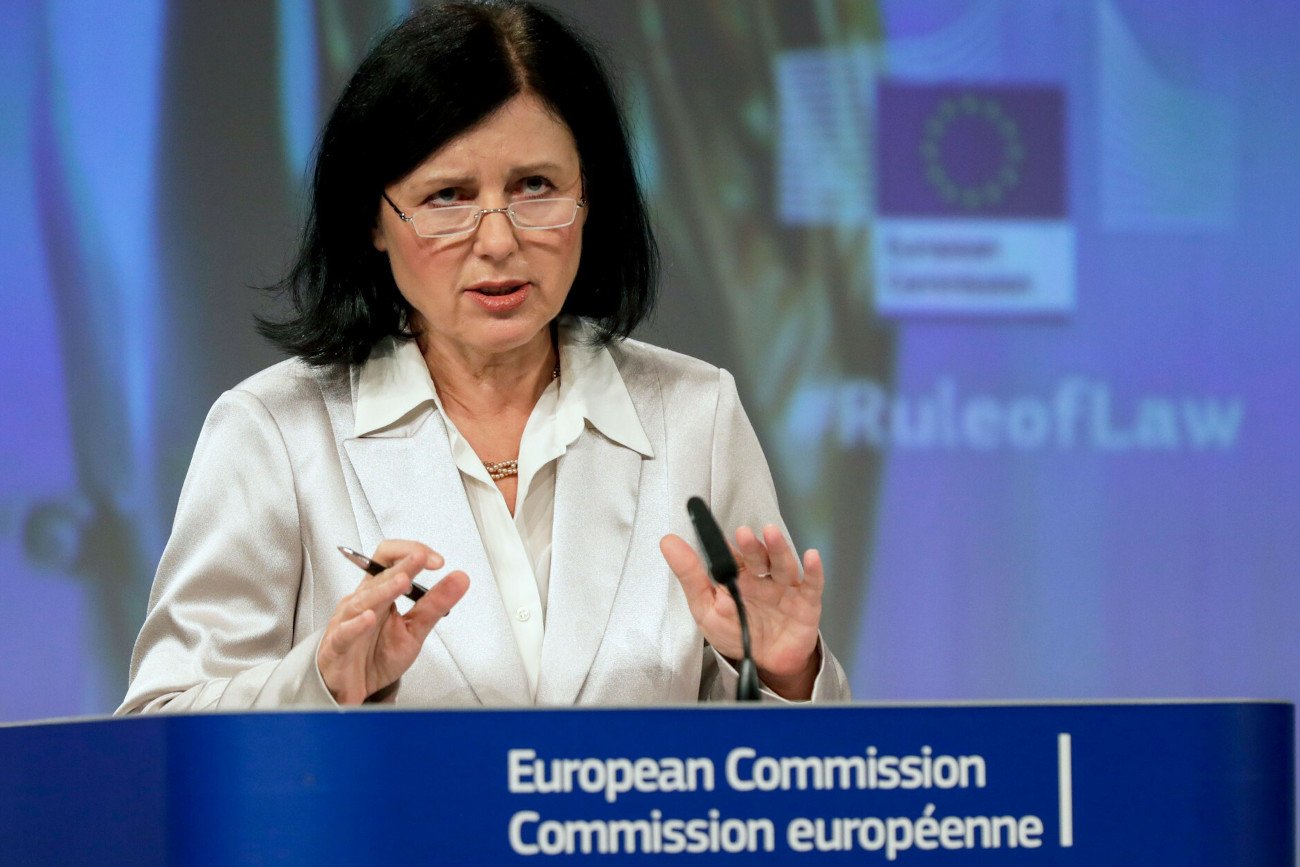 Zdaniem wiceszefowej KE Very Jurovej lex TVN "wysyła negatywny sygnał" w zakresie pluralizmu mediów w Polsce.