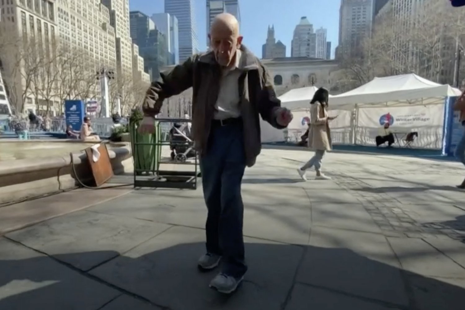89-latek tańczy na ulicach Nowego Jorku. Amerykanin właśnie zaszczepił się przeciwko Covid-19.