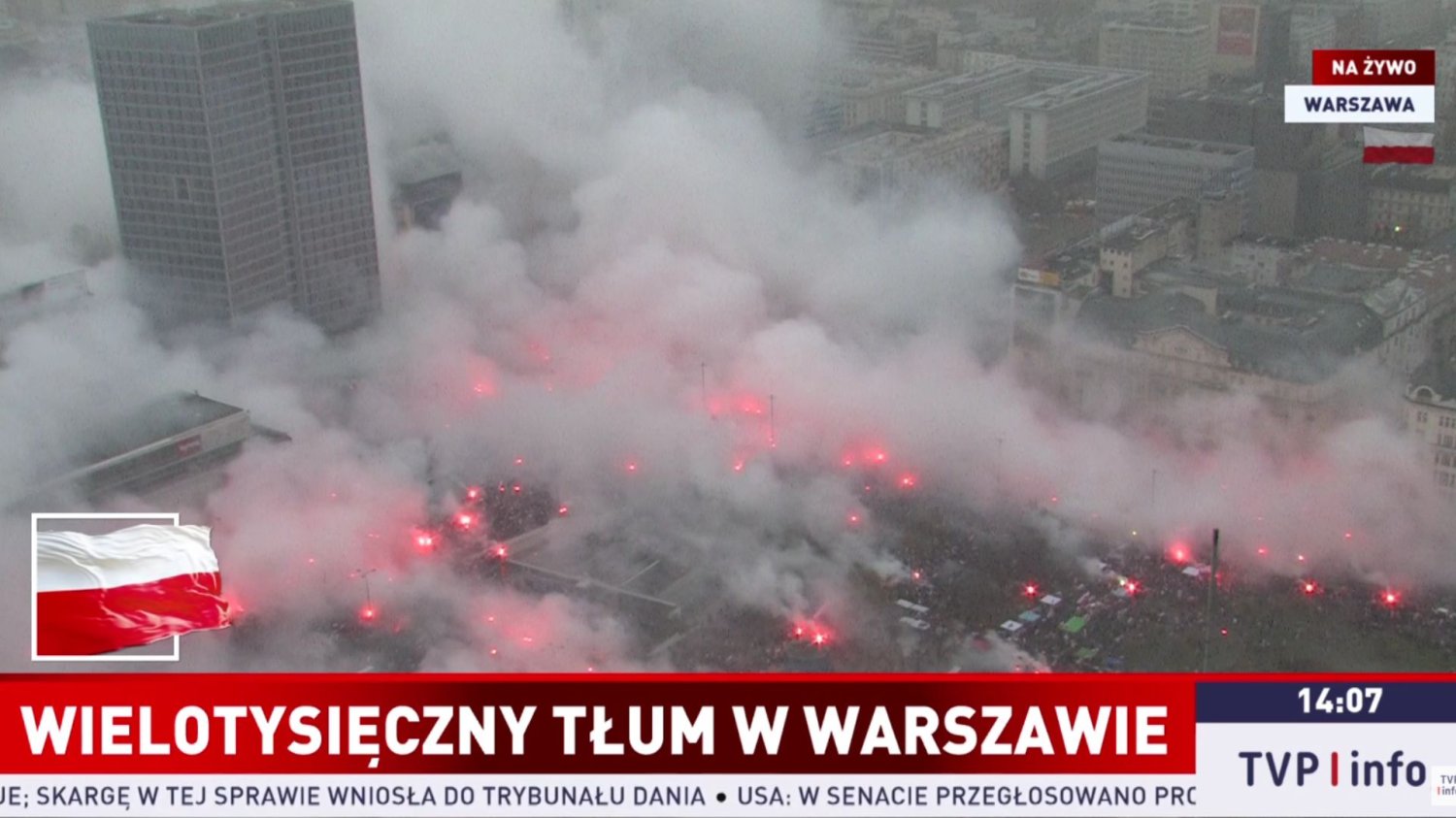 Start Marszu Niepodległości w Warszawie. Uczestnicy od razu złamali zakaz Uczestnicy Marszu Niepodległości w Warszawie złamali zakaz – użyli rac