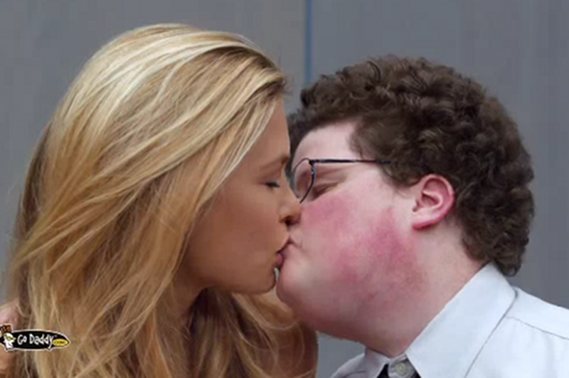 Reklama z Bar Refaeli całującej komputerowca wzbudziła kontrowersje