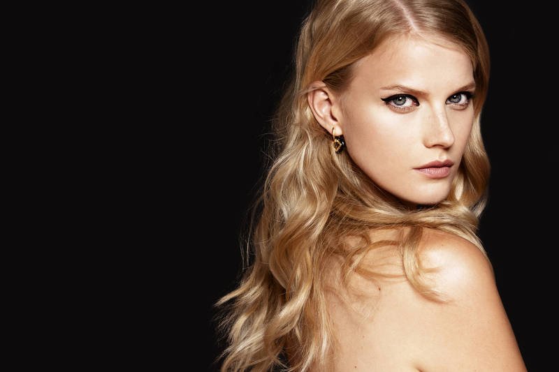 Długie blond włosy to marzenie wielu kobiet. Ale nie każdej z nas w takiej fryzurze jest dobrze