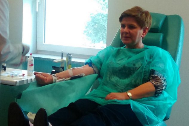 Beata Szydło w Centrum Krwiodawstwa w Warszawie wraz z grupą posłów PiS i członkami partyjnej młodzieżówki oddała krew.