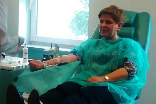 Beata Szydło w Centrum Krwiodawstwa w Warszawie wraz z grupą posłów PiS i członkami partyjnej młodzieżówki oddała krew.