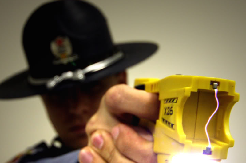 Mieszkańcy porażą paralizatorem urzędnika.