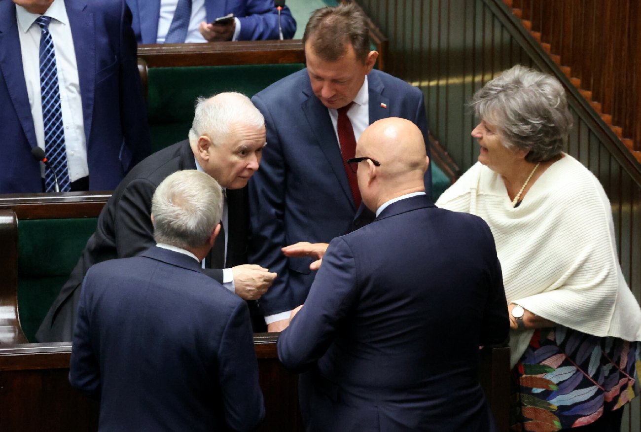 Bunt PiS na komisji sejmowej. Posłowie o kulisach: Rozjeżdża się im klub.