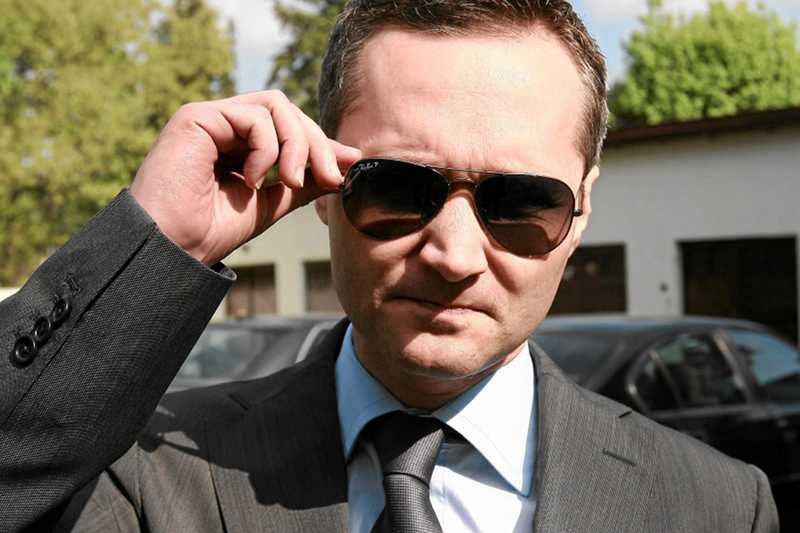 Jarosław Wałęsa przed prokuraturą w Sierpcu. W czasie rozprawy występował w charakterze oskarżyciela posiłkowego (zdj. z maja 2012)