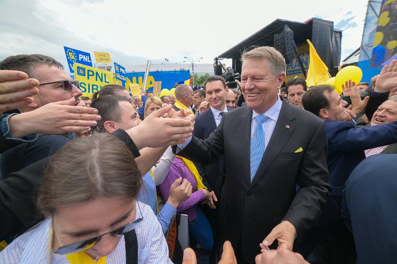 Partia prezydenta Rumunii była inicjatorem wniosku o wotum nieufności dla rządu. Wniosek został przyjęty.