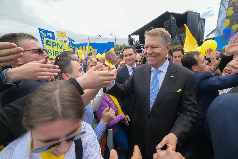 Partia prezydenta Rumunii była inicjatorem wniosku o wotum nieufności dla rządu. Wniosek został przyjęty.