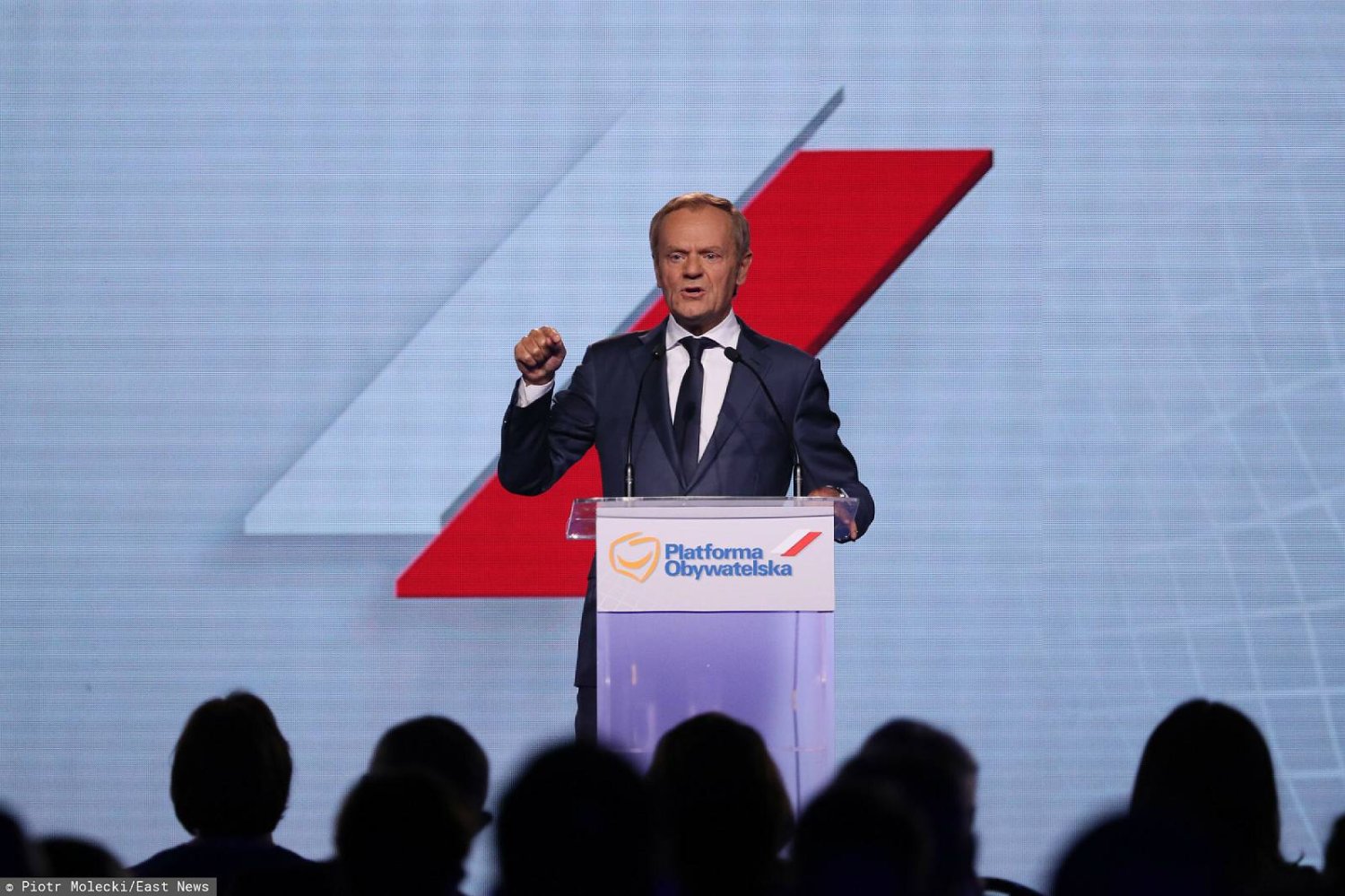 Donald Tusk wygłosił niezwykle mocne przemówienie tuż po oficjalnym ogłoszeniu powrotu za stery PO. Donald Tusk wygłosił mocne przemówienie na Radzie Krajowej PO.