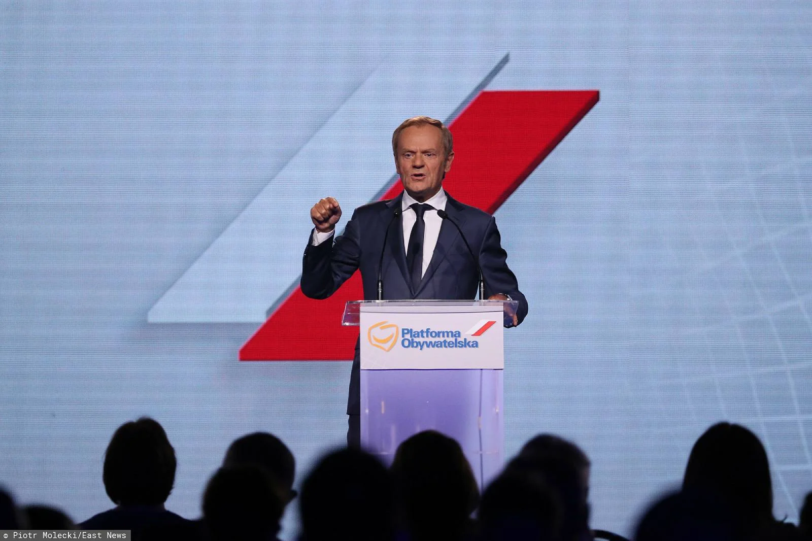 Donald Tusk wygłosił niezwykle mocne przemówienie tuż po oficjalnym ogłoszeniu powrotu za stery PO. Donald Tusk wygłosił mocne przemówienie na Radzie Krajowej PO.