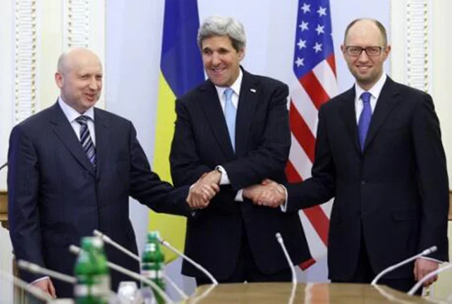 John Kerry z p.o. prezydenta Ołeksandrem Turczynowem oraz premierem Arsenijem Jaceniukiem