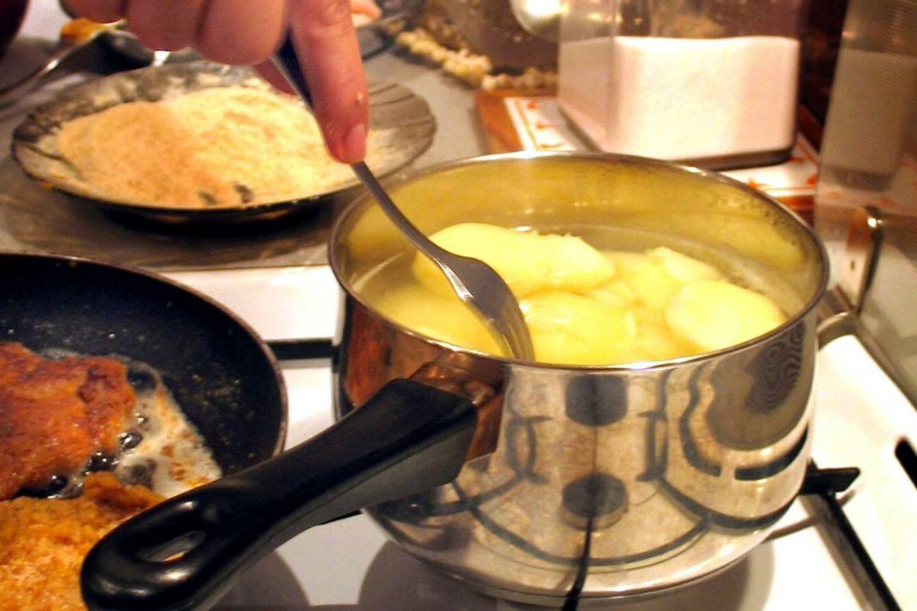 Czy można kroić ziemniaki przed gotowaniem? Oto, dlaczego to błąd