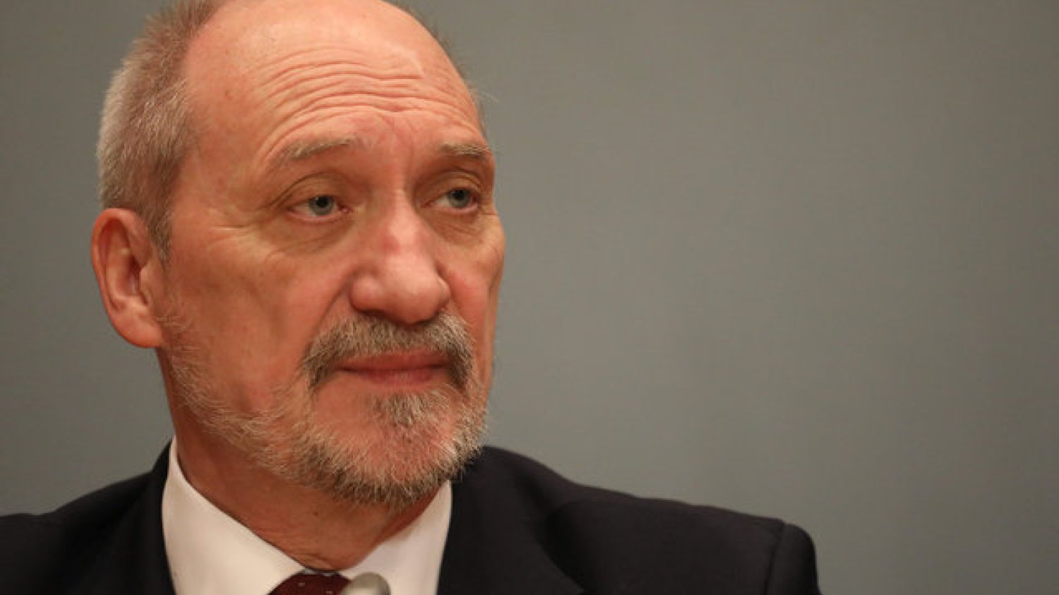 "SE" twierdzi, że premier Szydło przyznała szefowi MON ponad 30 tys. zł nagrody.