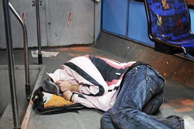 Warszawa: Brudni i śmierdzący mogą zostać wyproszeni ze środków komunikacji.