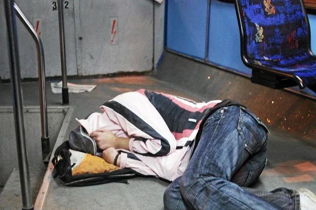 Warszawa: Brudni i śmierdzący mogą zostać wyproszeni ze środków komunikacji.