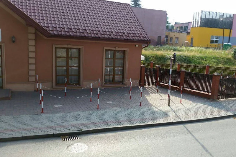 Labirynt ze słupków prowadzi na tył gospody