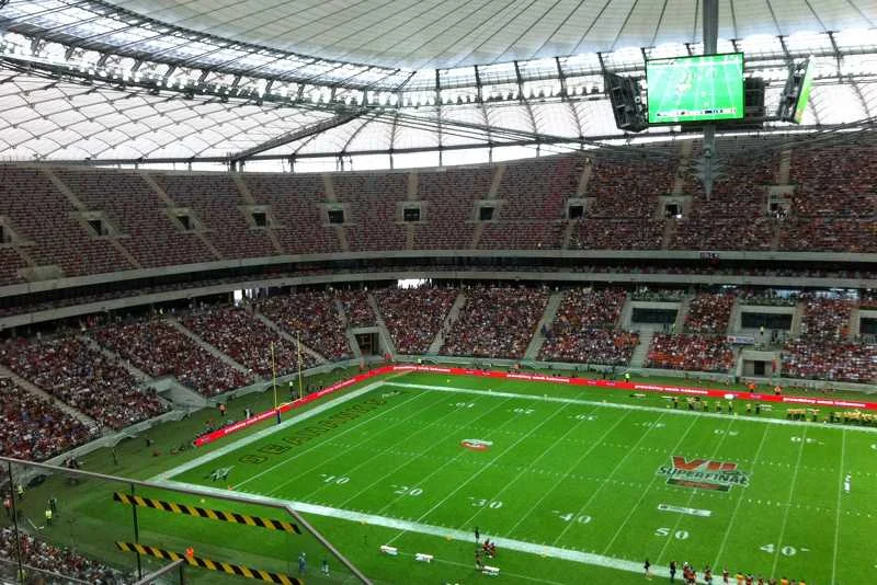 Duża część Stadionu Narodowego pozostała pusta