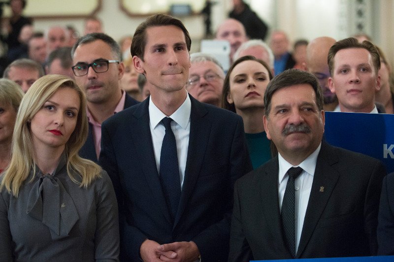 Kandydat PiS na prezydenta Gdańska Kacper Płażyński z żoną Natalią oraz posłem Januszem Śniadkiem podczas wieczoru wyborczego