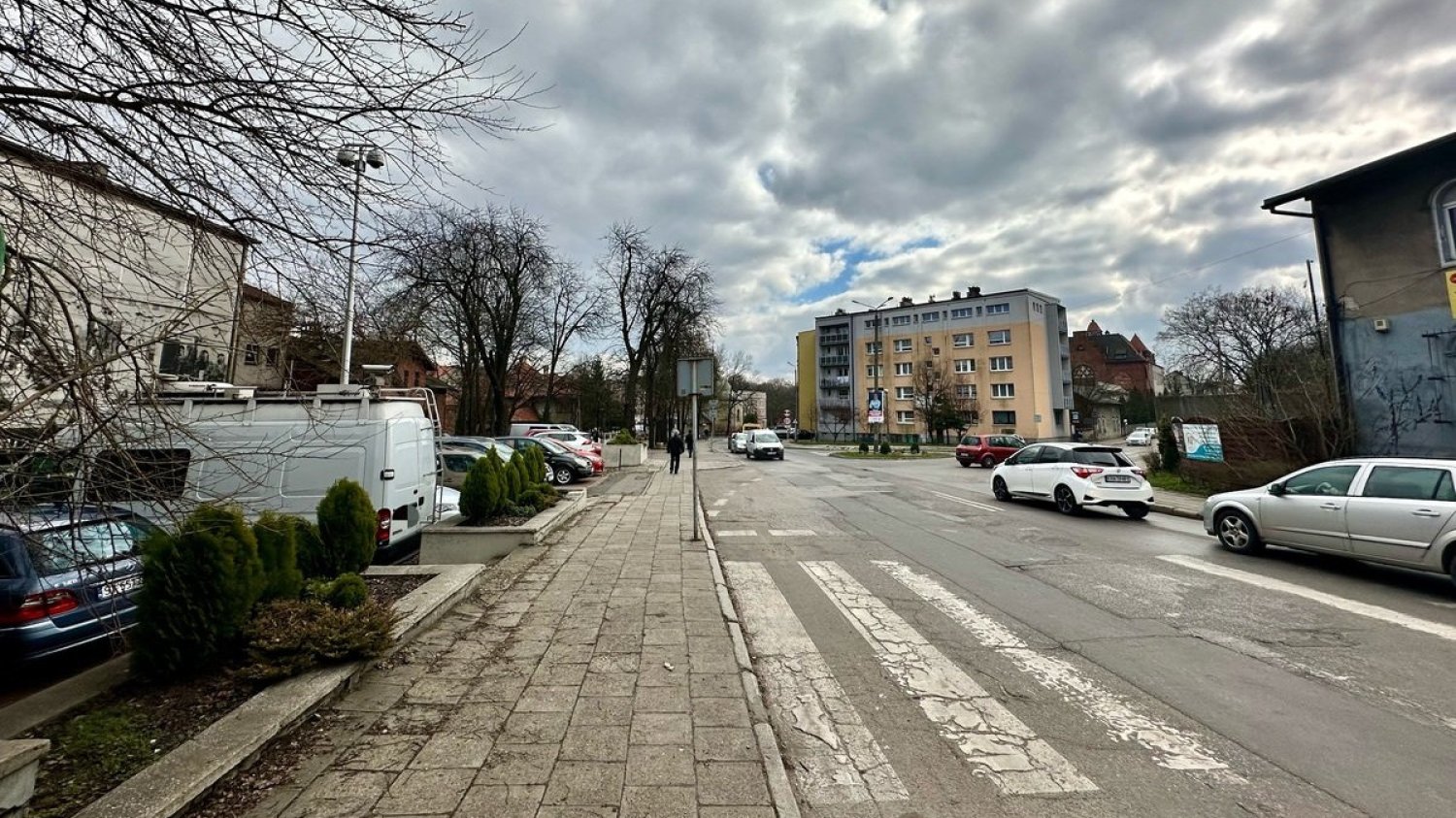 Jak rozpoznać nieoznakowany radiowóz? Policja ma białe busy ford transit Nieoznakowany bus policji. Do czego służy Ruchome Stanowisko Dowodzenia?