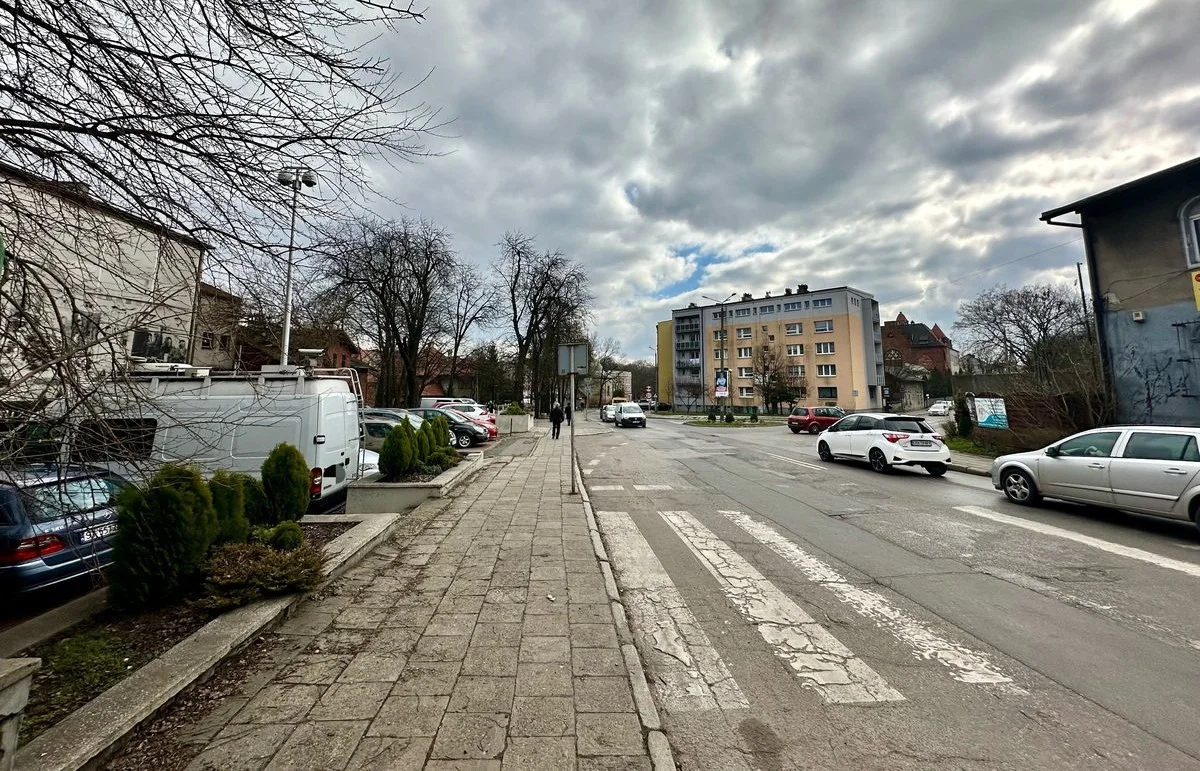 Jak rozpoznać nieoznakowany radiowóz? Policja ma białe busy ford transit Nieoznakowany bus policji. Do czego służy Ruchome Stanowisko Dowodzenia?