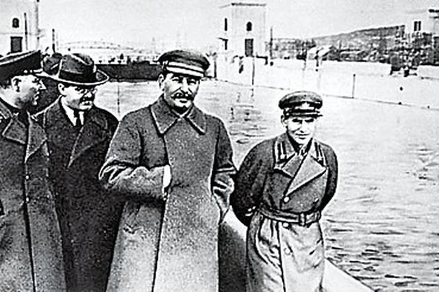 Woroszyłow, Mołotow, Stalin i Jeżow w przyjacielskiej pogawędce.