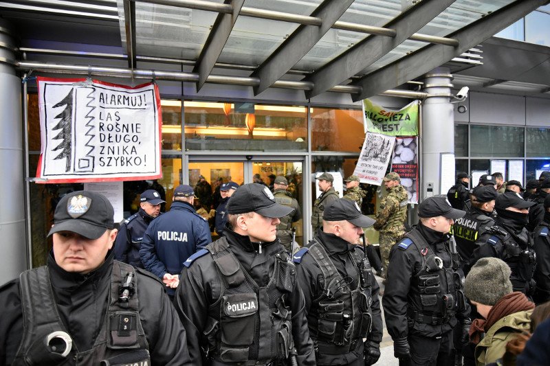 Miarka w sprawie wycinki Puszczy Białowieskiej się przebrała. Ekolodzy blokują siedzibę Lasów Państwowych.