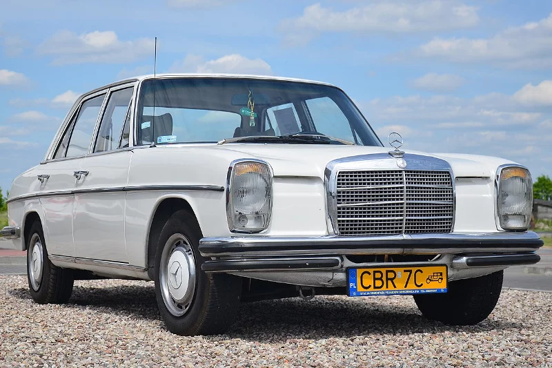 Mercedes-Benz W115 220D z 1973 roku – przykład pojazdu zabytkowego zarejestrowanego w Polsce, o czym świadczy charakterystyczna żółta tablica