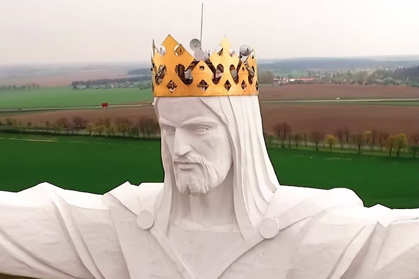 W Świebodzinie stoi olbrzymia żelbetowa rzeźba z wizerunkiem Jezusa Chrystusa. Na jego głowa znajdują się... anteny do przesyłania sygnału internetowego.