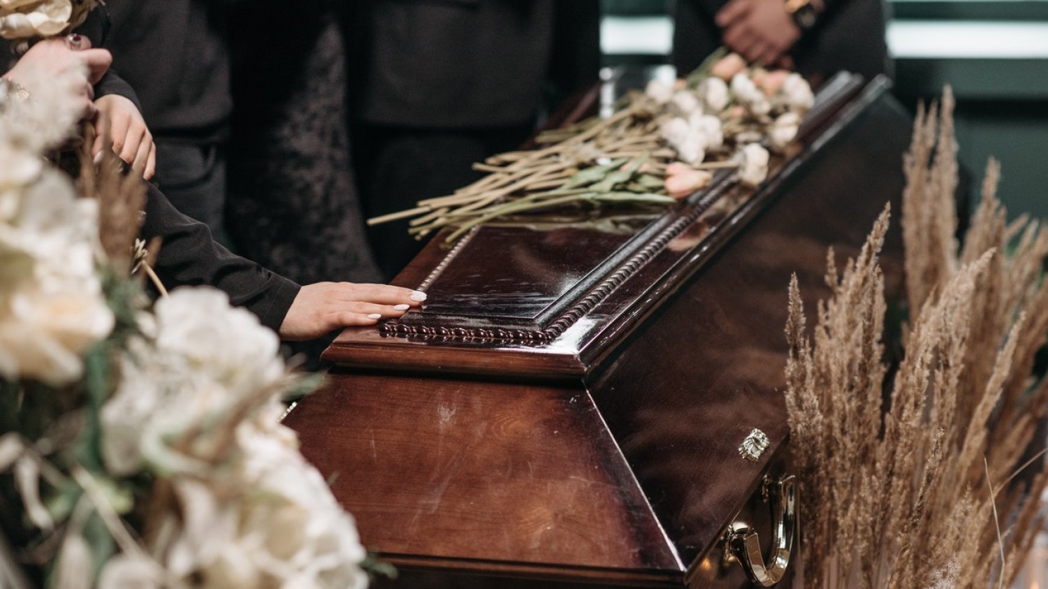 Formalności związane z pogrzebem są nieuniknione po śmierci bliskiej osoby. Jak przygotować się do zorganizowania pogrzebu? Oto kilka prostych porad dla każdego żałobnika.
