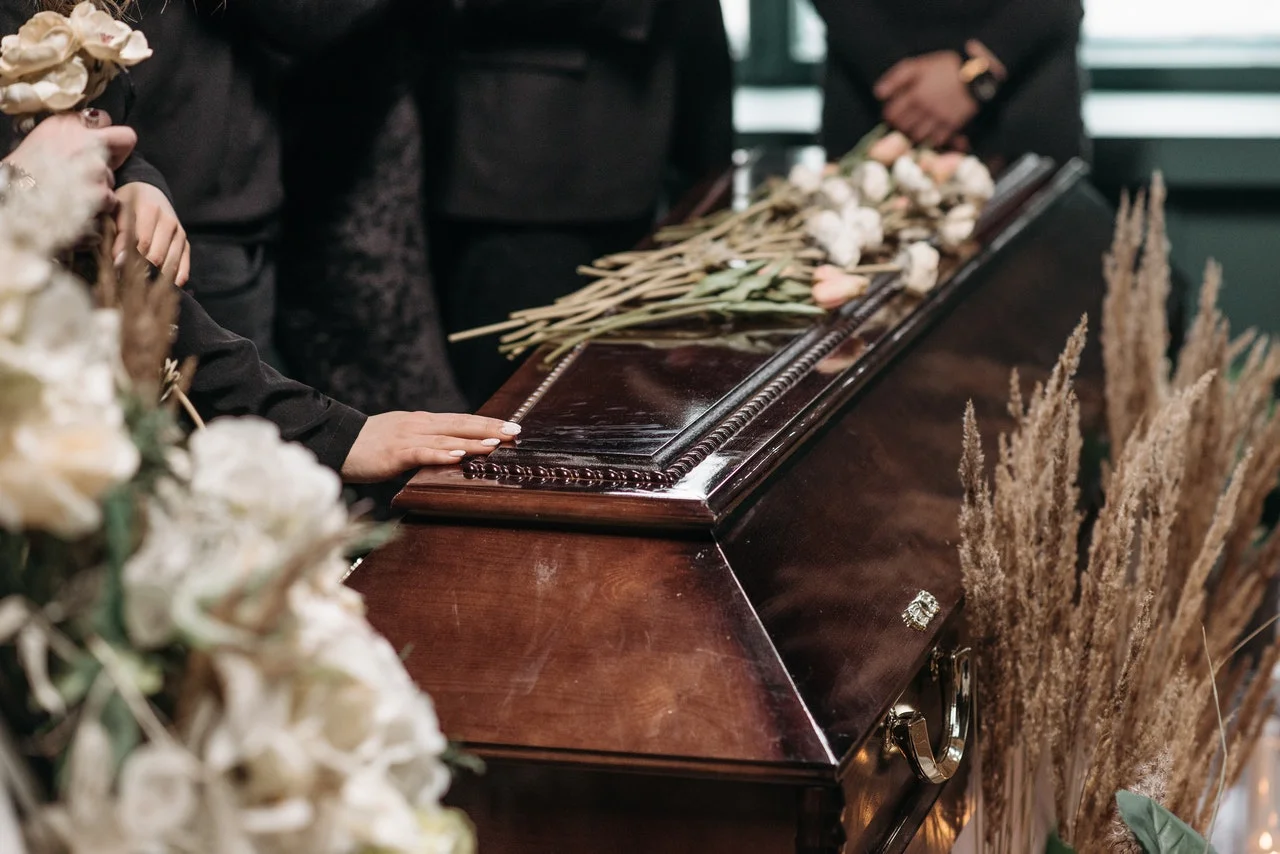 Formalności związane z pogrzebem są nieuniknione po śmierci bliskiej osoby. Jak przygotować się do zorganizowania pogrzebu? Oto kilka prostych porad dla każdego żałobnika.