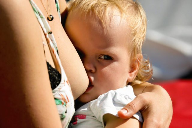 Są ludzie, którym nie przeszkadza widok matki karmiącej piersią w miejscu publicznym i tacy, dla których jest w tym coś odpychającego.