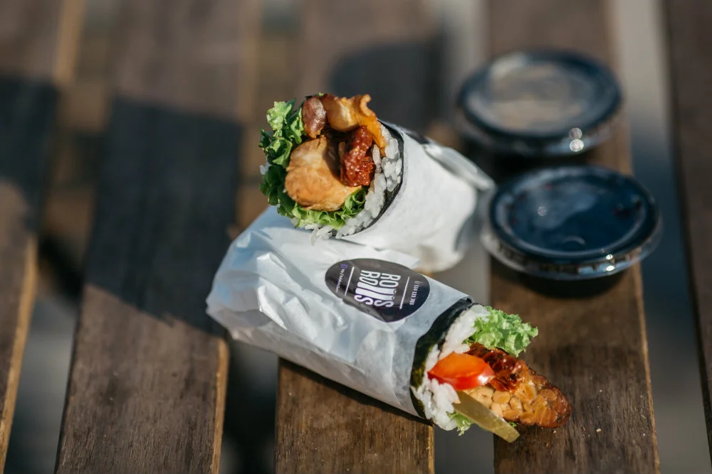 Sushi fusion prosto z food trucka. Obok tradycyjnych glonów nori i ryżu w rollu znajdziemy między innymi smażony boczek czy ogórek kiszony. Dla odważnych.