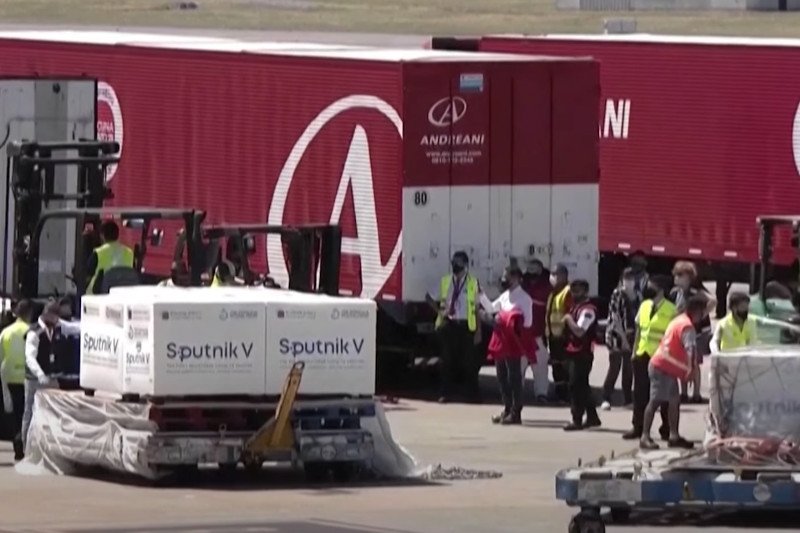 25 grudnia do Argentyny dotarły pierwsze dawki rosyjskiej szczepionki Sputnik V. Otrzymały ją również Węgry i Białoruś.