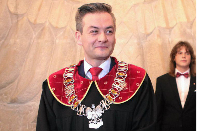 Na łamach lokalnej gazet padło podejrzenie, że prezydent faworyzuje swoich bliskich współpracowników i dodatkowo ich wynagradza.