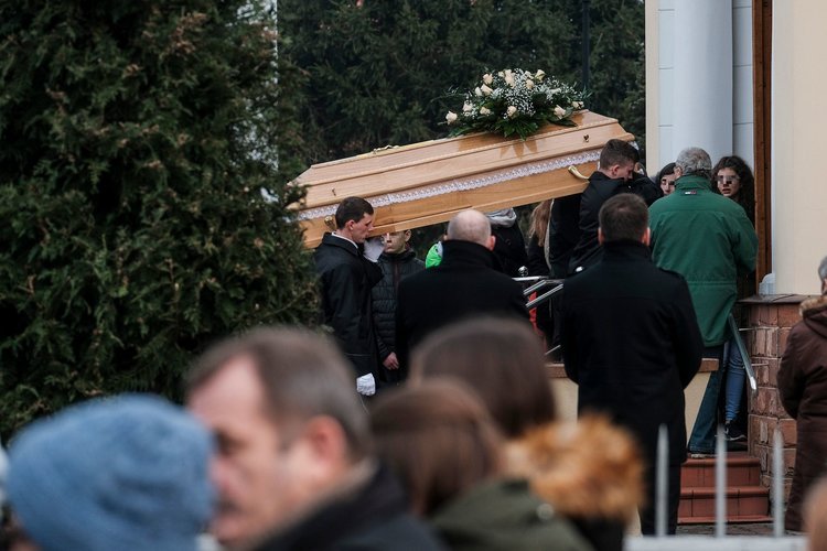 W pierwszej połowie 2020 roku spadła liczba zgonów.