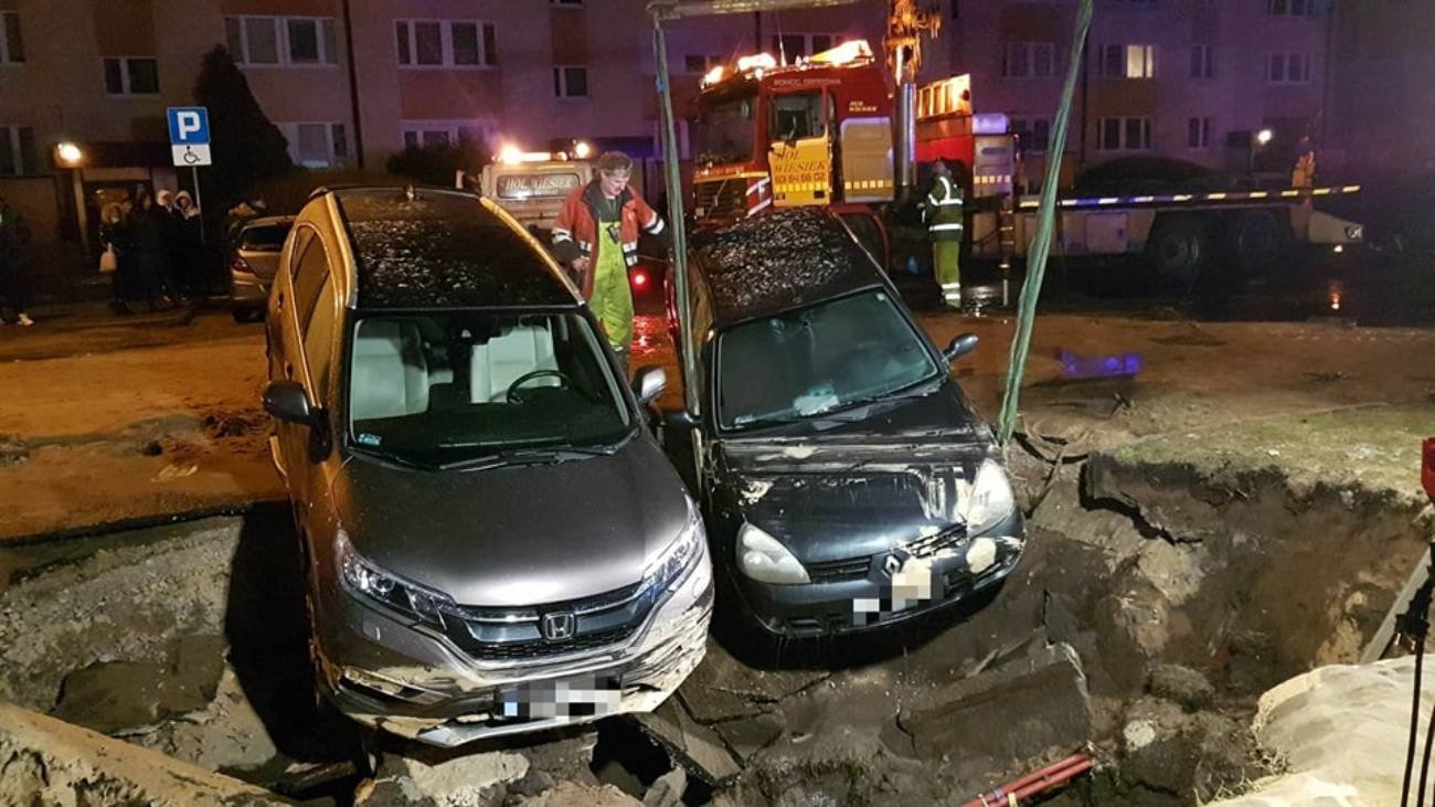 Bydgoszcz – samochody zapadły się pod ziemie na parkingu