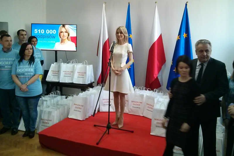 Magdalena Ogórek składa 510 tys. podpisów poparcia i odcina się od SLD.