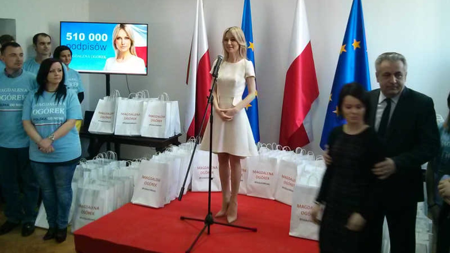 Magdalena Ogórek składa 510 tys. podpisów poparcia i odcina się od SLD.