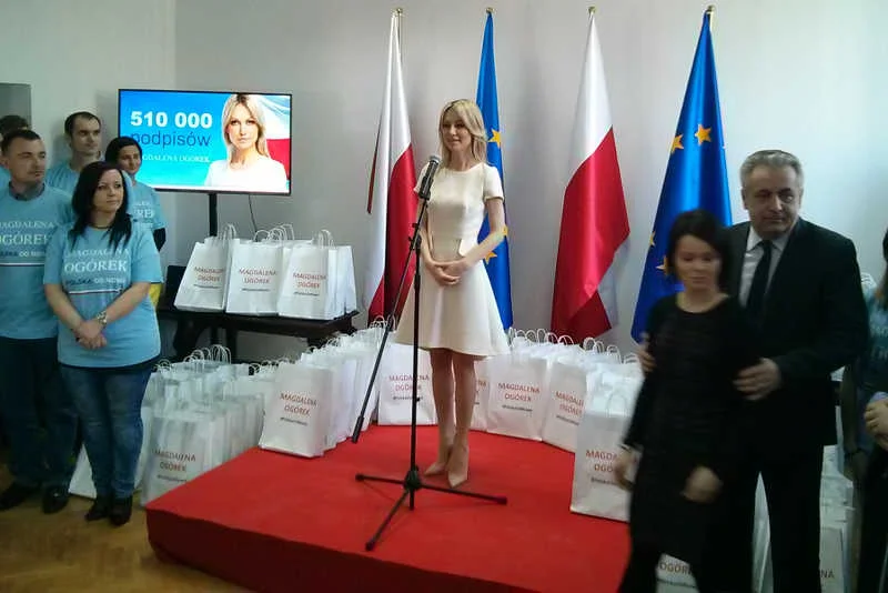 Magdalena Ogórek składa 510 tys. podpisów poparcia i odcina się od SLD.
