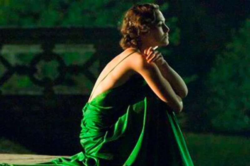 Zieloną suknię, w której Keira Knightley występuje w filmie "Pokuta", okrzyknięto niedawno najpiękniejszym filmowym kostiumem wszechczasów