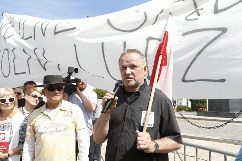 Ks. Wojciech Lemański przeprosił za swój komentarz do słów Beaty Szydło, która zarzuciła Polkom i Polakom protestującym w obronie sądów, że zostali opłaceni.
