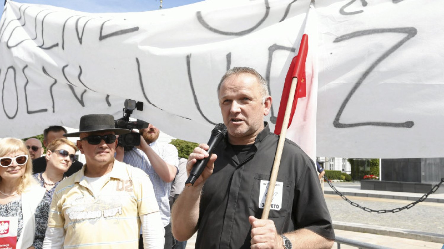 Ks. Wojciech Lemański przeprosił za swój komentarz do słów Beaty Szydło, która zarzuciła Polkom i Polakom protestującym w obronie sądów, że zostali opłaceni.