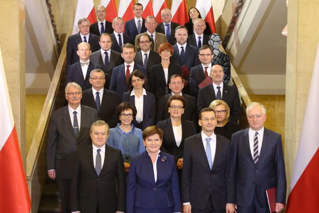 Zapowiadana od kilku dni rekonstrukcja rządu ograniczyła się do odwołania jednego ministra.